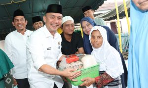 Sekda Tapsel Sofyan Adil saat membagikan Sembako kepada Lansia Safari Ramadhan 1445 H di Kecamatan Tantom Angkola, Rabu (20/3-24). Foto ; BP/Ist