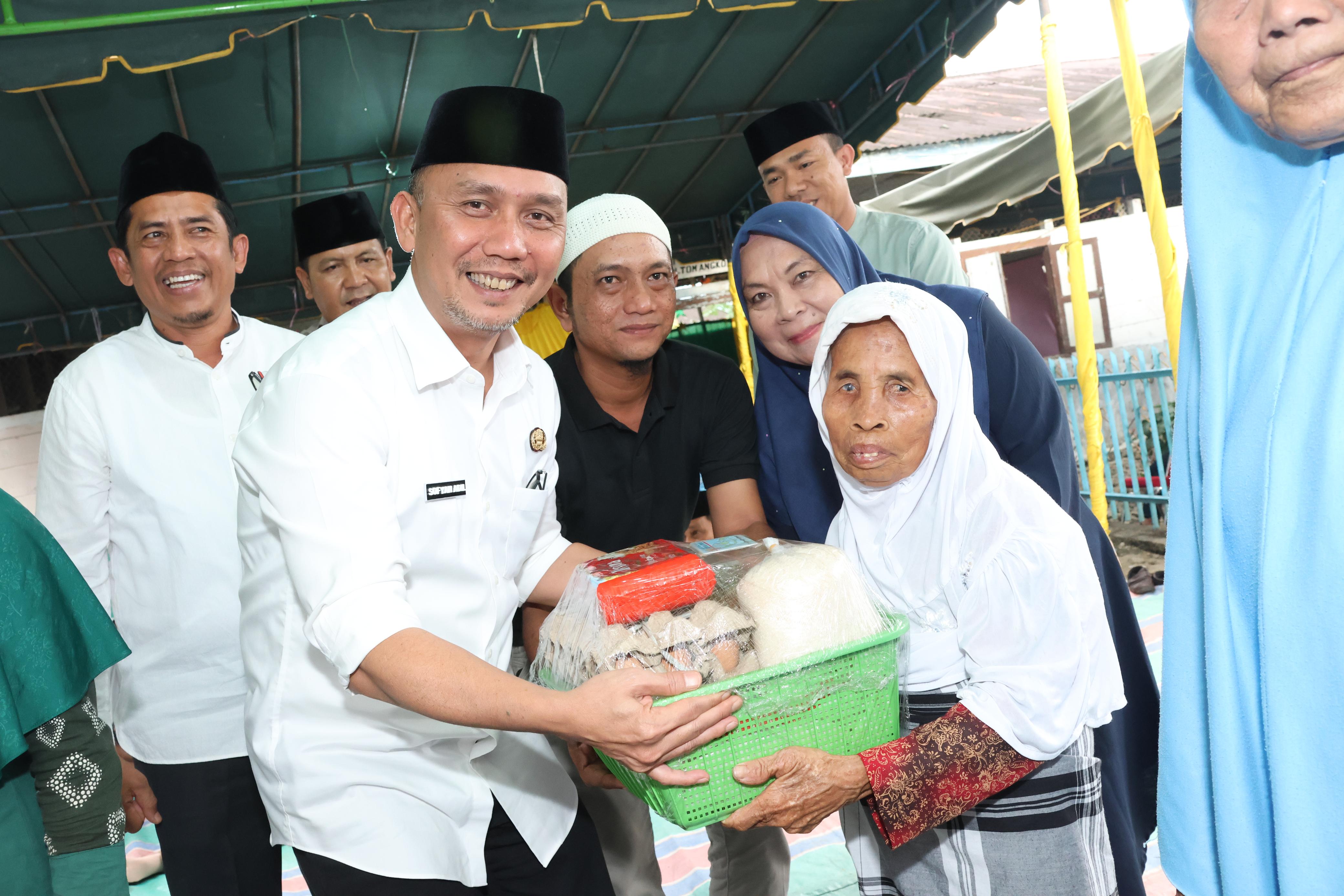 Sekda Tapsel Sofyan Adil saat membagikan Sembako kepada Lansia Safari Ramadhan 1445 H di Kecamatan Tantom Angkola, Rabu (20/3-24). Foto ; BP/Ist