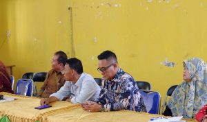 Kadis Sosial Zufri Nasution (baju putih) saat menjelaskan maksud dan tujuan Penyuluhan Kanker dan IVATest kepada peserta PKH, Kamis (21/3-24). Foto : BP/Ist