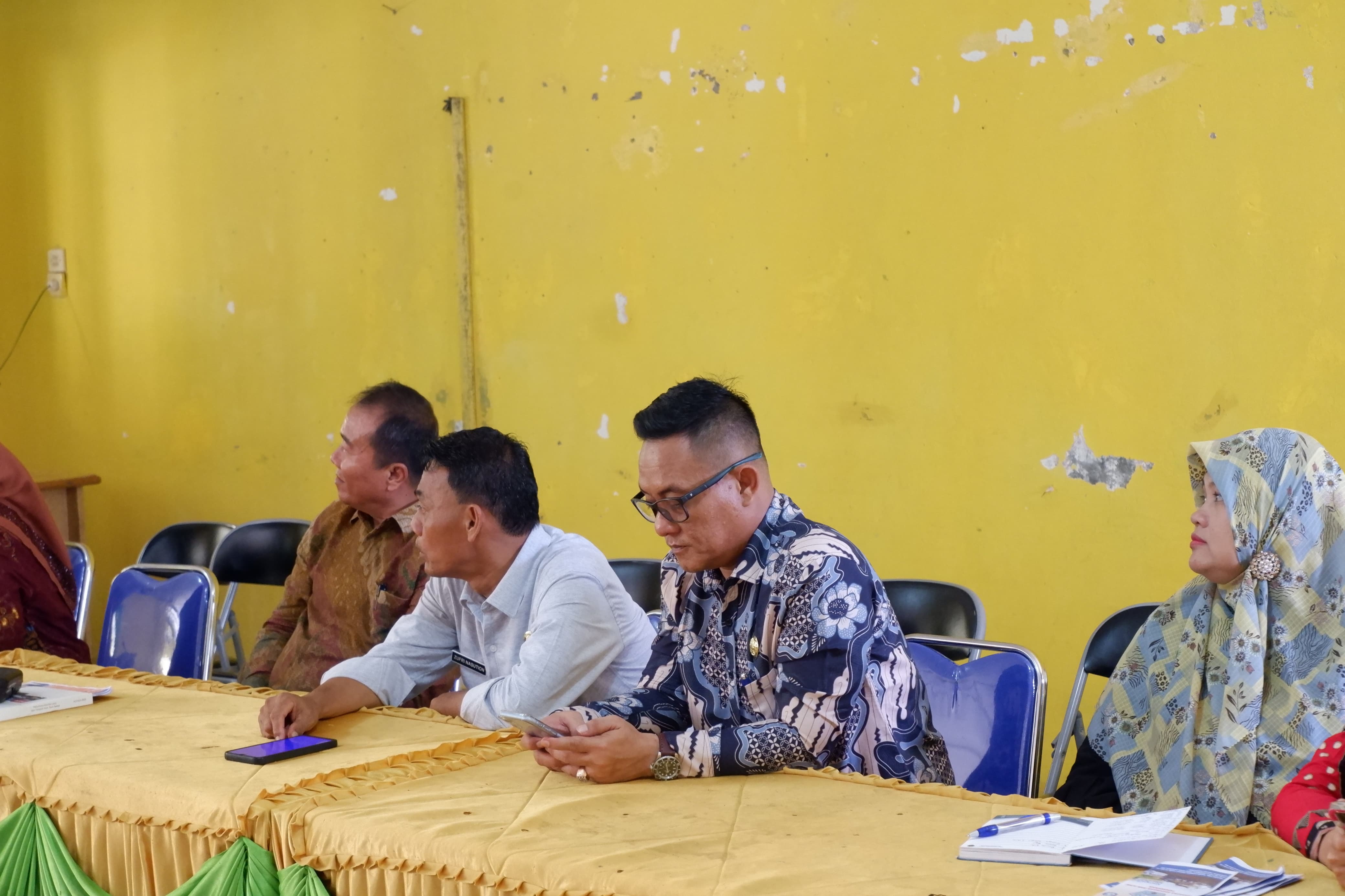 Kadis Sosial Zufri Nasution (baju putih) saat menjelaskan maksud dan tujuan Penyuluhan Kanker dan IVATest kepada peserta PKH, Kamis (21/3-24). Foto : BP/Ist