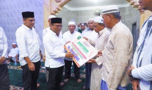 Pj Wali Kota Padangsidimpuan Letnan Dalimunthe saat menyerahkan bantuan kepada BKM Masjid Nurul Iman, Kamis (21/3-24). Foto : BP/Ist