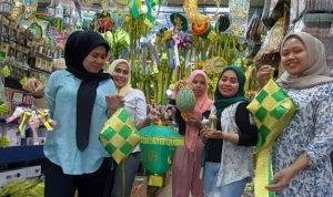 Karyawan-ti Toko Acai Jaya Jalan Brigjen Katamso Medan, memperlihatkan produk Aksesoris terlengkap di Kota Medan. BP/erwan
