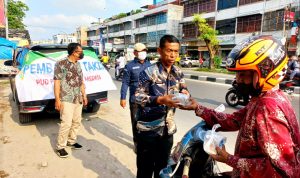 Dirut PUD Pasar Medan Suwarno terlihat turun langsung membagikan takjil kepada warga yang melintas di Jalan Letda Sujono Medan. BP/erwan