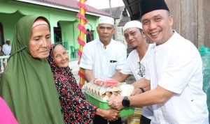 Sekda Tapsel Sofyan Adil saat memberikan bantuan Sembako kepada Lansia dalam Safari Ramadhan 1445 H di Angkola Sangkunur, Kamis (21/3-24). Foto : BP/Ist