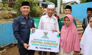 Sekda Tapsel Sofyan Adil yang mewakili Bupati menyerahkan bantuan kepada yang Mustahik di Safari Ramadhan 1445 H di Marancar, Jum'at (22/3-24). Foto : BP/Ist