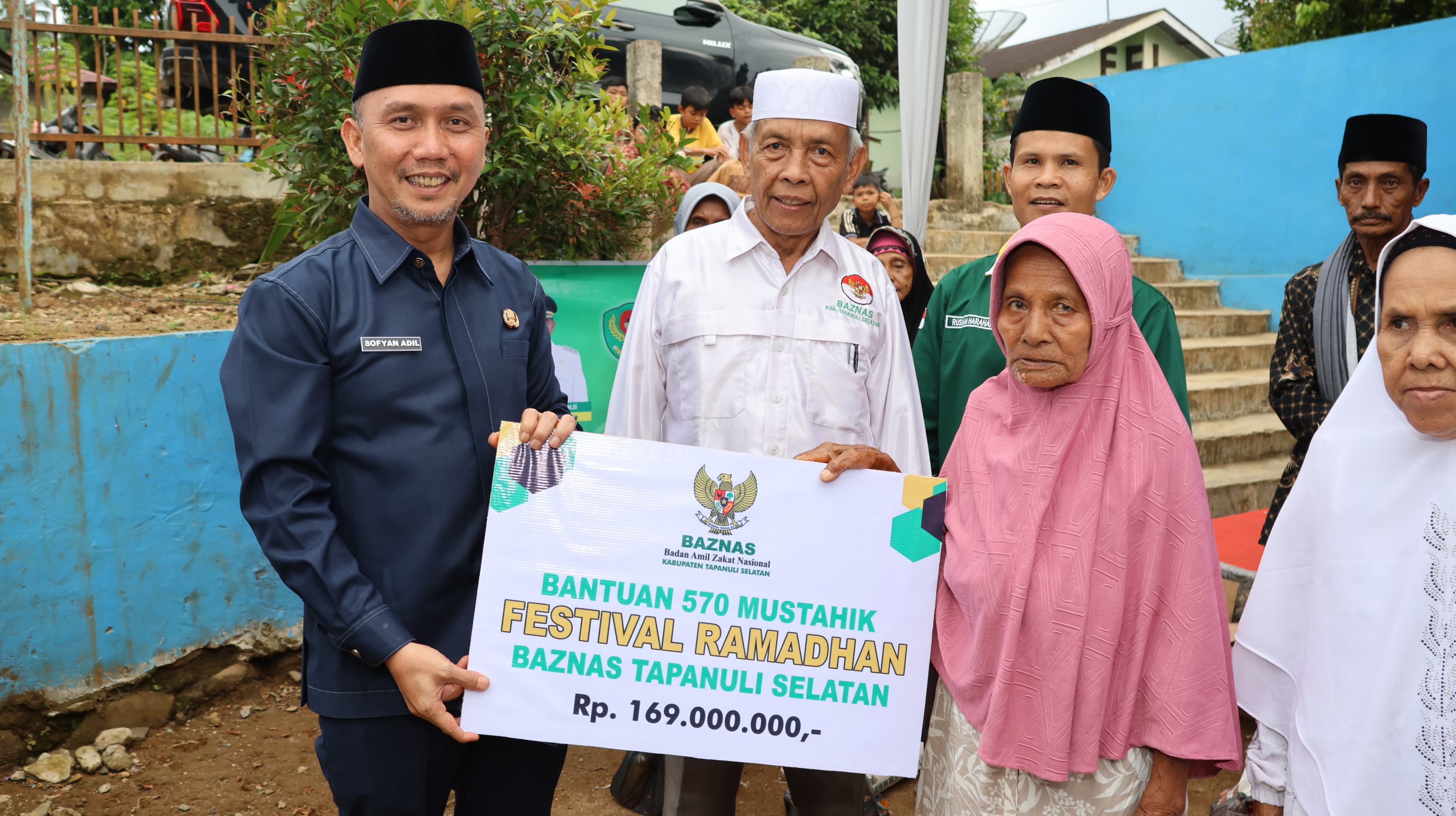 Sekda Tapsel Sofyan Adil yang mewakili Bupati menyerahkan bantuan kepada yang Mustahik di Safari Ramadhan 1445 H di Marancar, Jum'at (22/3-24). Foto : BP/Ist