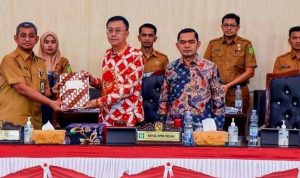 Ketua DPRD Medan Hasyim, SE foto bersama usai sidang di DPRD Medan. BP/erwan
