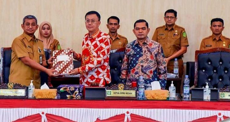 Ketua DPRD Medan Hasyim, SE foto bersama usai sidang di DPRD Medan. BP/erwan