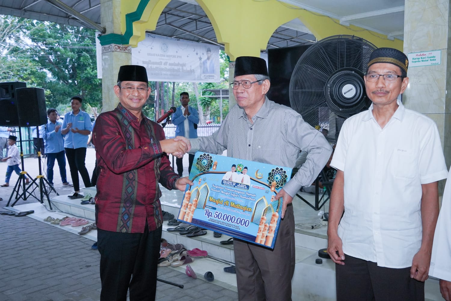 Sekda Medan Wiriya Alrahman saat memberikan bantuan sosial di masjid Al Muttaqien. BP/erwan