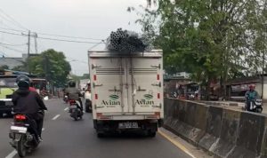 Mobil box over load melintas dengan bebas di Kecamatan Tanjung Morawa, Kabupaten Deli Serdang.(Istimewa).
