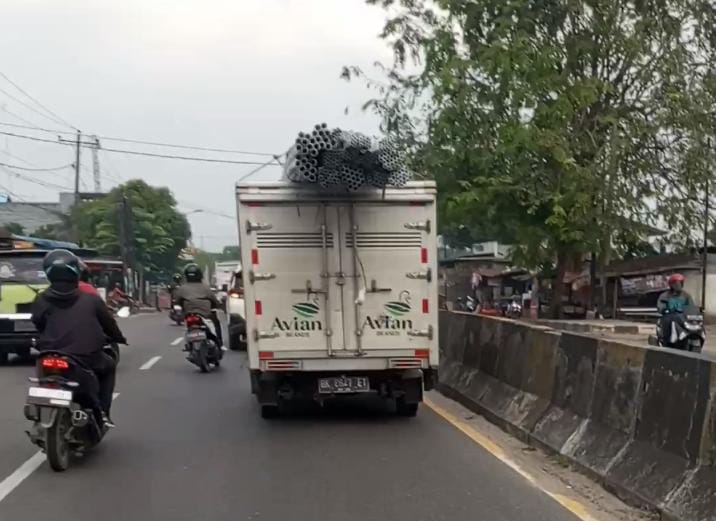 Mobil box over load melintas dengan bebas di Kecamatan Tanjung Morawa, Kabupaten Deli Serdang.(Istimewa).