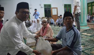 Pj Wali Kota Padangsidimpuan Letnan Dalimunthe serahkan bantuan saat Safarai Ramadhan 1445 H di Masjid Darul Muttaqin Desa Balakka Sipunggur. Jum'at (22/3-24). Foto : BP/Ist