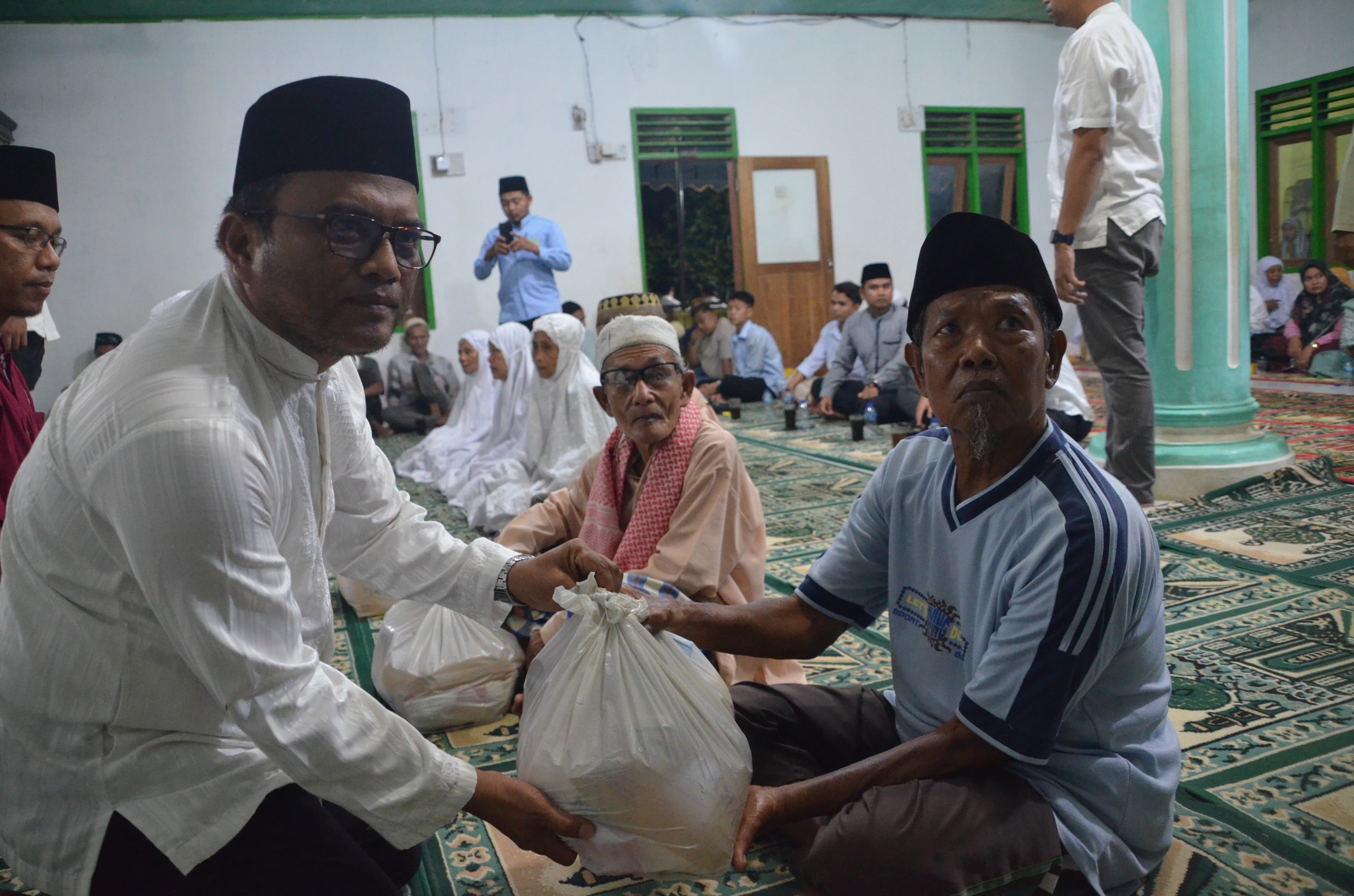Pj Wali Kota Padangsidimpuan Letnan Dalimunthe serahkan bantuan saat Safarai Ramadhan 1445 H di Masjid Darul Muttaqin Desa Balakka Sipunggur. Jum'at (22/3-24). Foto : BP/Ist
