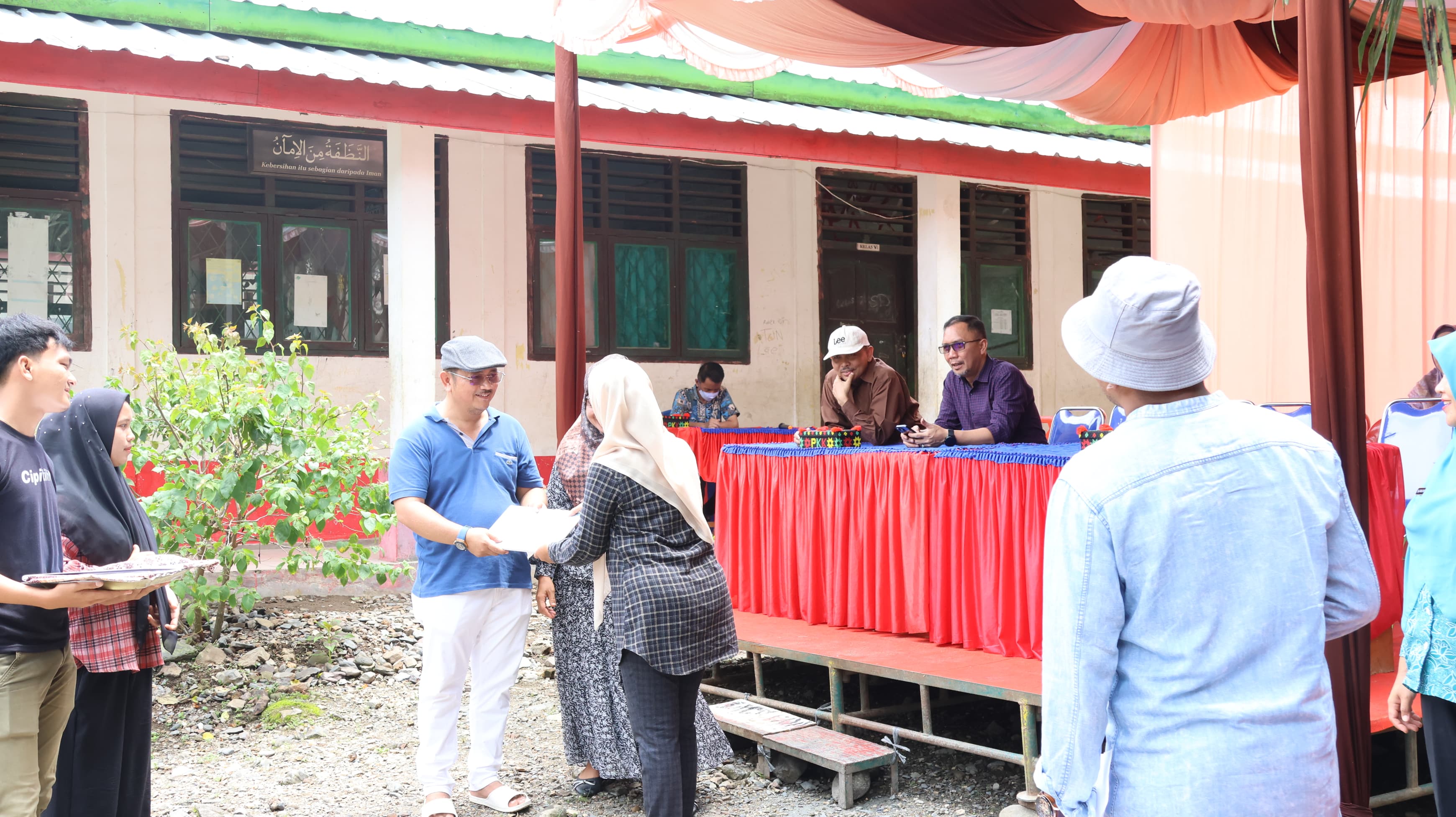 Sekdakab Tapsel Sofyan Adil mewakili Bupati Tapsel saat Gladi Bersih Evaluasi Penilaian Lomba Desa Provsu kategori KKBPK di Desa Aek Gunung. Kec. Batang Angkola, Sabtu (23/3-24). Foto : BP/Ist