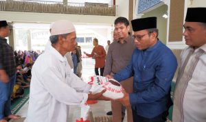 Pj Wali Kota Padangsidimpuan Letnan Dalimunthe saat membagikan sembako yang di gelar YPI Nurul Ilmi, Sabtu (23/3-24). Foto : BP/Ist