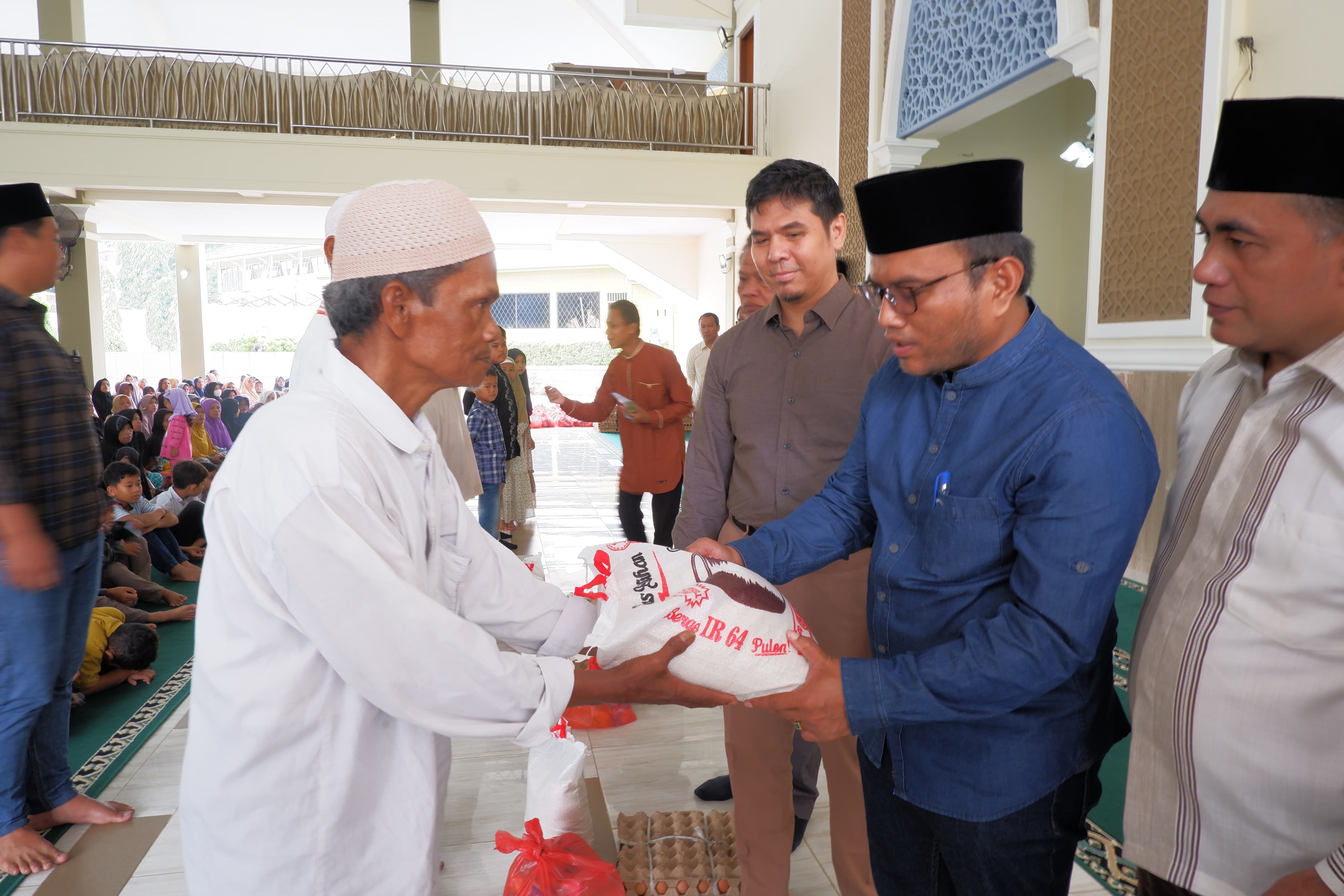 Pj Wali Kota Padangsidimpuan Letnan Dalimunthe saat membagikan sembako yang di gelar YPI Nurul Ilmi, Sabtu (23/3-24). Foto : BP/Ist