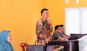 Kadis Sosial Zufri Nasution saat gelar Penyuluhan Kanker dan Ivatest di Desa Salambue, Sabtu (23/3-24). Foto : BP/Ist