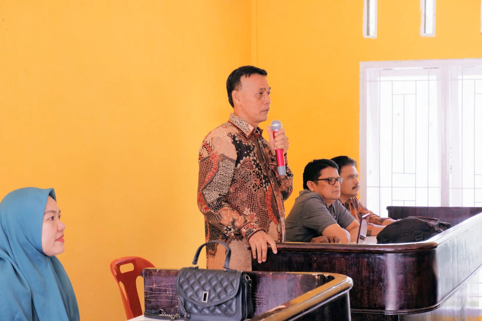 Kadis Sosial Zufri Nasution saat gelar Penyuluhan Kanker dan Ivatest di Desa Salambue, Sabtu (23/3-24). Foto : BP/Ist