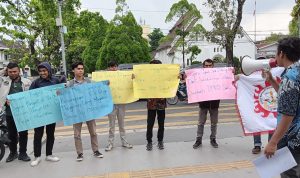 Massa ketika melakukan aksi demontrasi di Kantor Gubernur Sumut.(Istimewa)