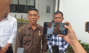 Dirut PUD Pasar Medan Siwarno (2 dari kiri) saat berada di Kejari Medan. BP/erwan