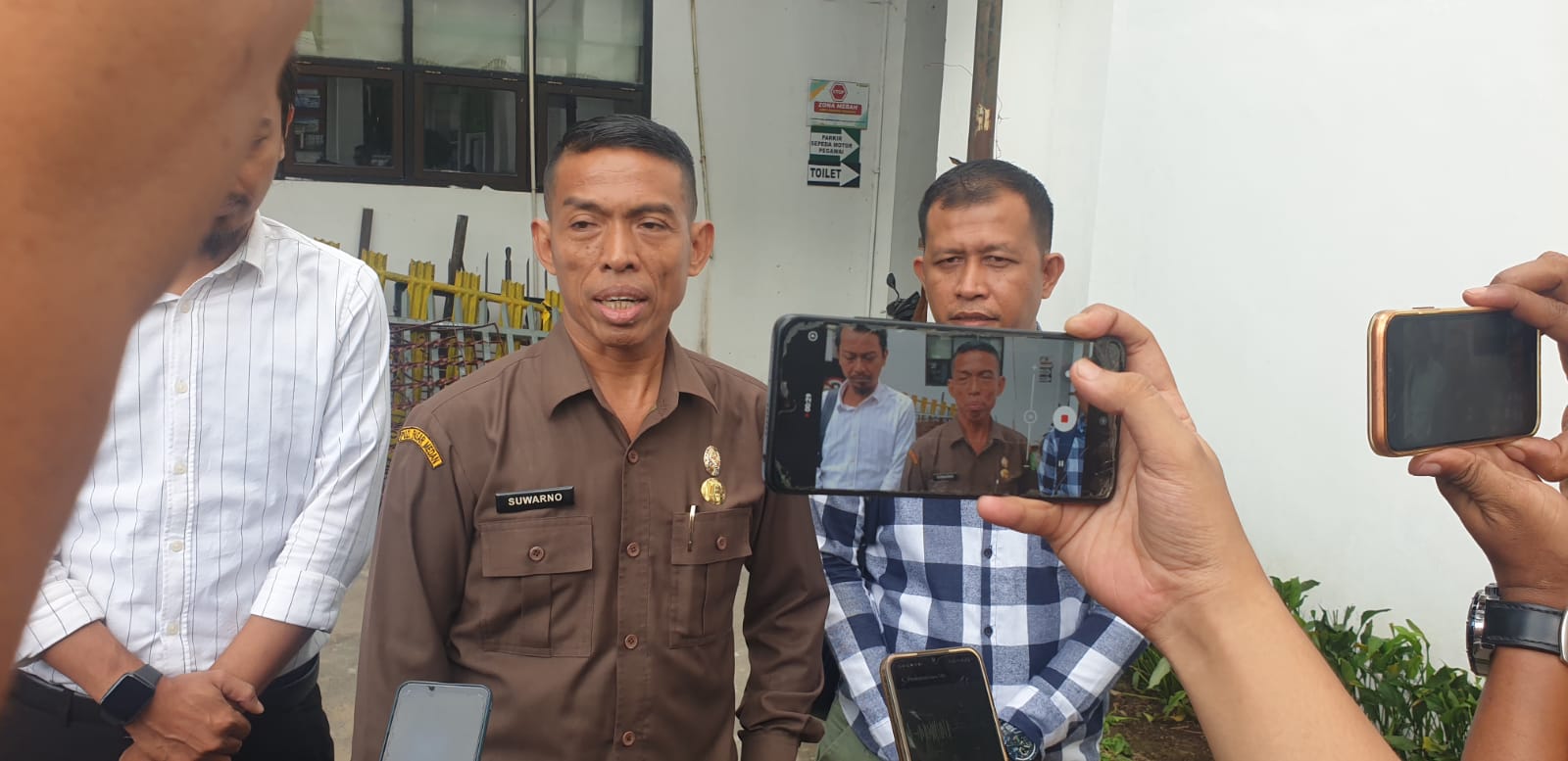 Dirut PUD Pasar Medan Siwarno (2 dari kiri) saat berada di Kejari Medan. BP/erwan