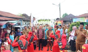 Sekdakab Tapsel Sofyan Adil yang mewakili Bupati saat mendampingi Tim Evaluasi Desa Binaan Provsu di Desa Aek Gunung Kecamatan Batang Angkola, Senin (25/3-24). Foto : BP/Ist