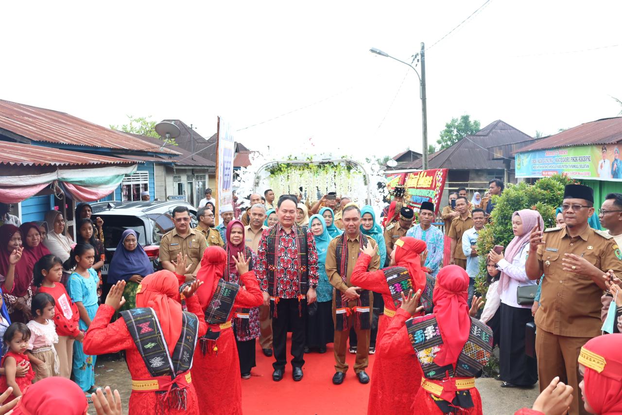 Sekdakab Tapsel Sofyan Adil yang mewakili Bupati saat mendampingi Tim Evaluasi Desa Binaan Provsu di Desa Aek Gunung Kecamatan Batang Angkola, Senin (25/3-24). Foto : BP/Ist