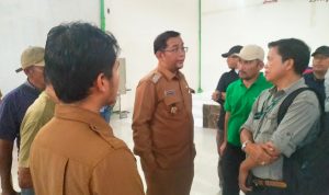Wakil Bupati Tapsel Rasyid Assaf Dongoran bincang-bincang saat menghadiri pertemuan dengan masyarakat yang konflik Lahan dengan PT TPL di Gedung LMC, Senin (25/3-24). Foto : BP/Ist