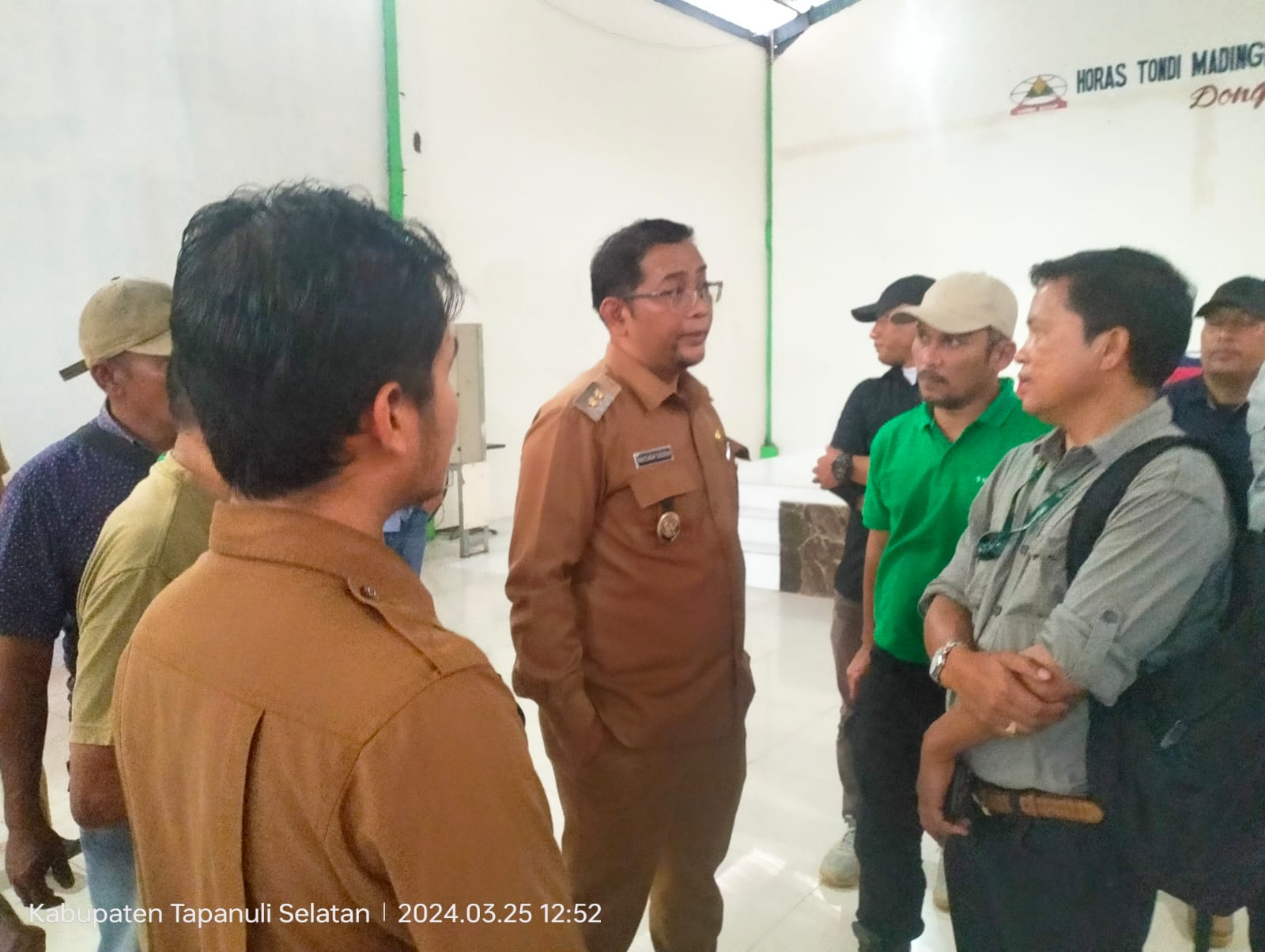 Wakil Bupati Tapsel Rasyid Assaf Dongoran bincang-bincang saat menghadiri pertemuan dengan masyarakat yang konflik Lahan dengan PT TPL di Gedung LMC, Senin (25/3-24). Foto : BP/Ist