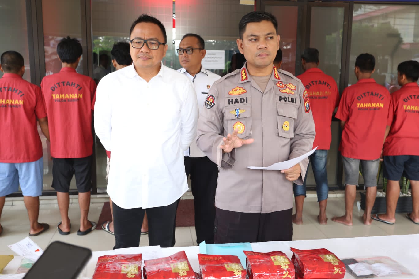 Direktur Reserse Narkoba Polda Sumut bersama dengan Kabid Humas.(Istimewa)