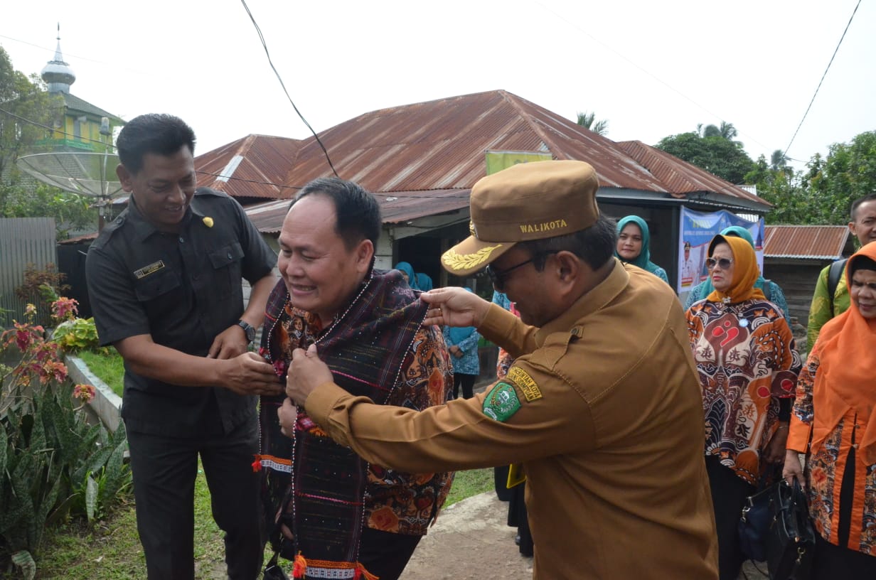 Pj Wali Kota Padangsidimpuan Letnan Dalimunthe saat menyambut kedatangan Tim Evaluasi Desa/Kelurahan TP PKK Sumut di Desa Singali Kecamatan Hutaimbaru, Selasa (26/3-24). Foto : BP/Ist