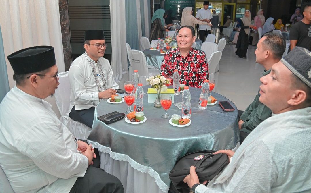 Pj Wali Kota Padangsidimpuan saat Bukber bersama TP PKK Provsu di pendopo Kantor Wali Kota, Senin (25/3-24). Foto : BP/Ist