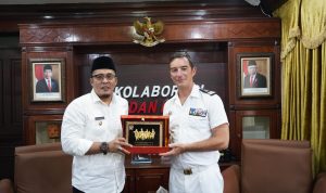 Wakil Wali Kota Medan Aulia Rachman foto bersama Komandan Kapal Perang Perancis, Sebastien Double di Balai Kota Medan. BP/erwan
