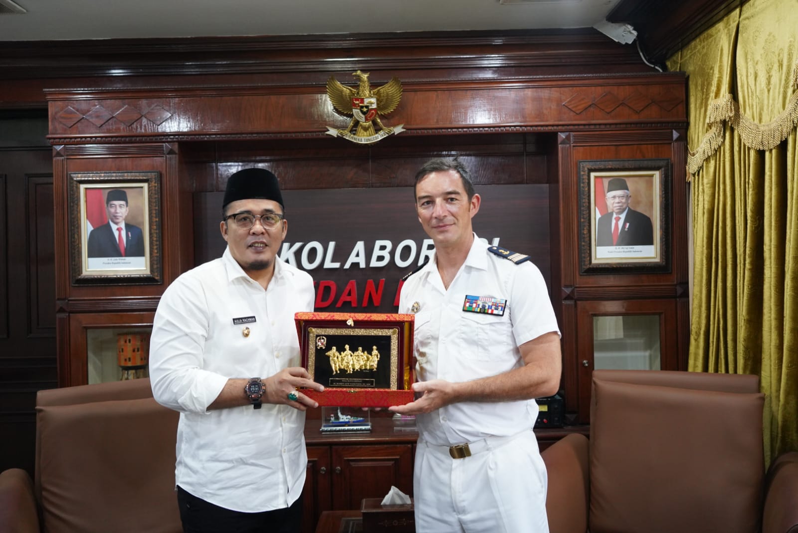 Wakil Wali Kota Medan Aulia Rachman foto bersama Komandan Kapal Perang Perancis, Sebastien Double di Balai Kota Medan. BP/erwan