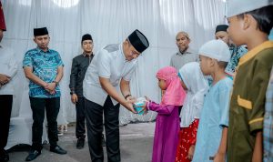 Sekda Medan Wiriya Alrahman menyerahkan bingkisan saat Safari Ramadhan. BP/erwan