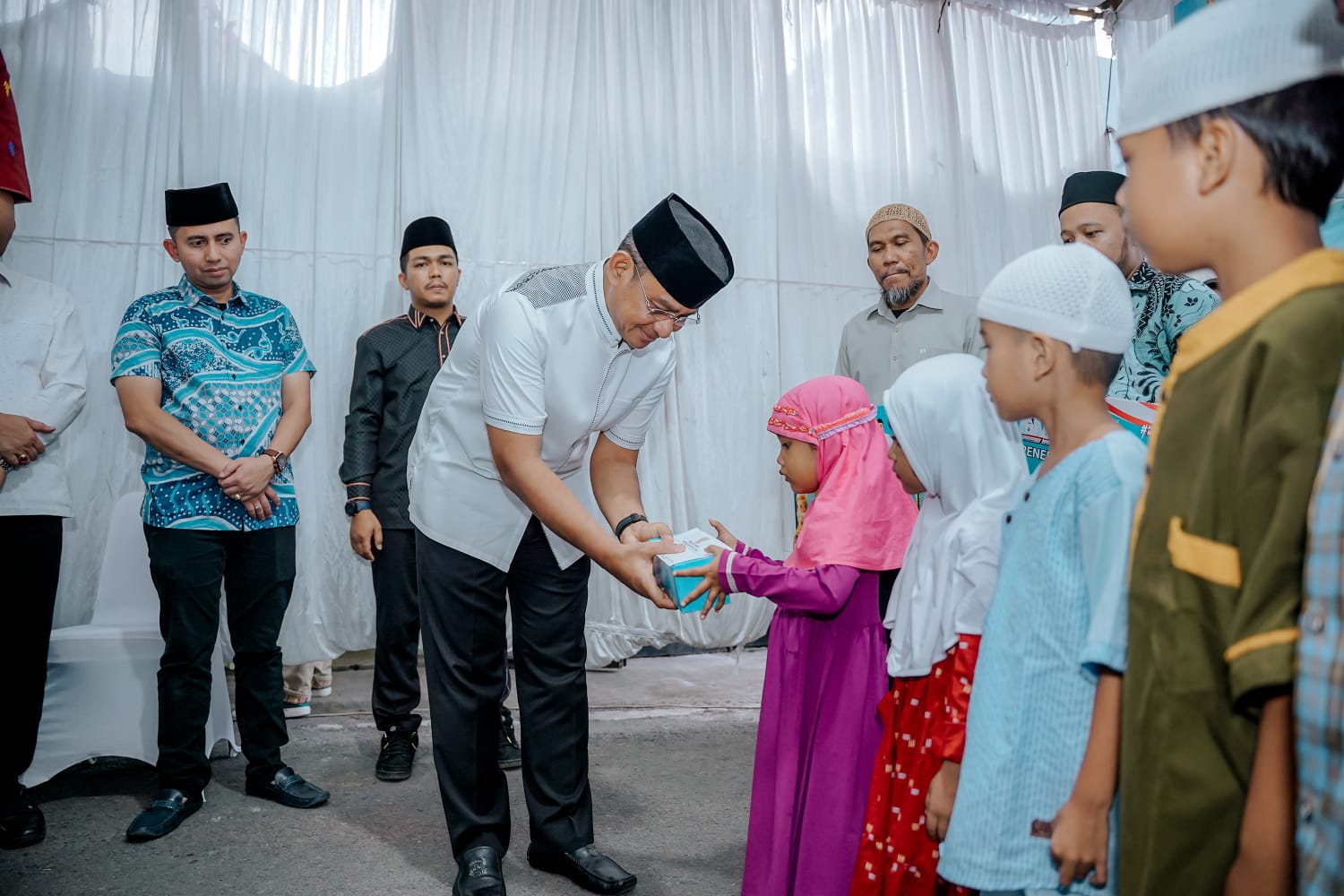 Sekda Medan Wiriya Alrahman menyerahkan bingkisan saat Safari Ramadhan. BP/erwan