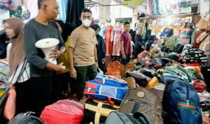 Dirut PUD Pasar Medan Suwarno (pakai masker) saat pemantauan kunjungan masyarakat yang mulai padat di Pasar Pusat Pasar Medan. BP/erwan