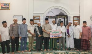 Plt Sekda Roni Gunawan Rambe menyerahkan bantuan pembangunan Masjid Al-Karim Kelurahan Panyanggar saat Safari Ramadhan 1445 H, Jum'at (29/3-24). Foto : BP/Ist
