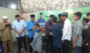 Ketua Paguyuban Pasundan Sumut Dr Yohny Anwar, MM, MH saat acara buka puasa bersama dan memberikan santunan kepada anak yatim di Cafe H Muhiddin Jalan Jend Gatot Subroto Medan. BP/erwan