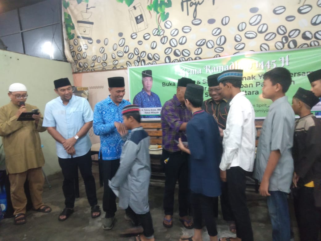 Ketua Paguyuban Pasundan Sumut Dr Yohny Anwar, MM, MH saat acara buka puasa bersama dan memberikan santunan kepada anak yatim di Cafe H Muhiddin Jalan Jend Gatot Subroto Medan. BP/erwan