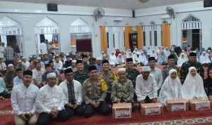 Waka Poldasu Brigjen Pol Rony Samtana SIK, MCTP dan Pj Wali Kota Letnan Dalimunthe dan lainnya foto bersama dengan warga penerima bantuan sembako di Masjid Al-Ikhlas Samora, Sabtu (30/3-24). Foto : BP/Ist 
