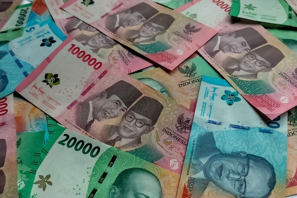 Nilai Tukar Rupiah Merosot Jelang Akhir Pekan Berdasarkan Proyeksi Bank Sentral AS