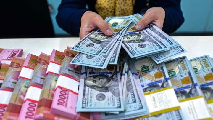 Nilai Tukar Rupiah Terhadap Dolar AS Merosot Akibat Sentimen Suku Bunga AS