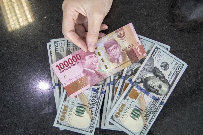 Nilai Tukar Rupiah Terhadap Dolar AS Turun Dipengaruhi Sentimen Risiko