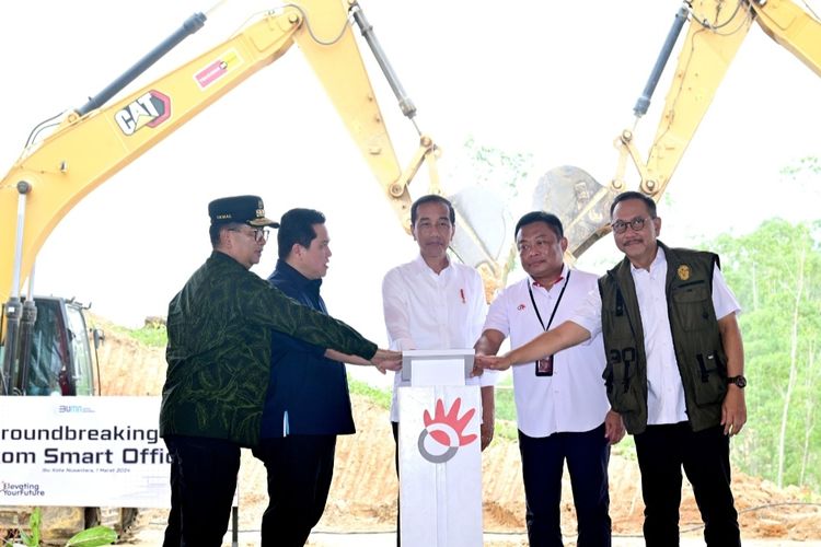 Presiden Jokowi Letakkan Batu Pertama Pembangunan Telkom Smart Office di Ibu Kota Nusantara