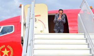 Presiden Joko Widodo berpamitan saat akan lepas landas dari Bandara Melbourne Jet Base, Australia menuju Lanud Halim Perdanakusuma, Jakarta Timur pada Rabu (6/3/2024). Presiden sebelumnya menghadiri rangkaian kegiatan KTT Khusus ASEAN-Australia selama berkunjung ke Australia. (Dok. Sekretariat Presiden)
