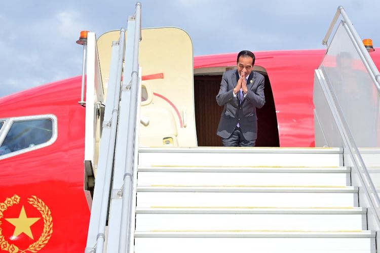 Presiden Joko Widodo berpamitan saat akan lepas landas dari Bandara Melbourne Jet Base, Australia menuju Lanud Halim Perdanakusuma, Jakarta Timur pada Rabu (6/3/2024). Presiden sebelumnya menghadiri rangkaian kegiatan KTT Khusus ASEAN-Australia selama berkunjung ke Australia. (Dok. Sekretariat Presiden)