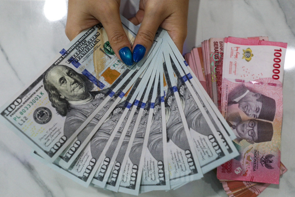 Rupiah Melemah Terhadap Dolar AS Usai Penurunan Ekspektasi Pemangkasan Suku Bunga AS