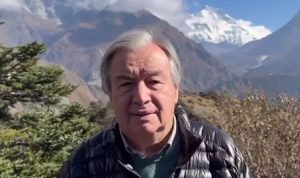 Tangkapan layar dari video yang menunjukkan Sekretaris Jenderal PBB memperingatkan Pegunungan Himalaya di Nepal telah kehilangan hampir sepertiga lapisan esnya selama lebih dari 30 tahun akibat pemanasan global. (X/@antonioguterres)