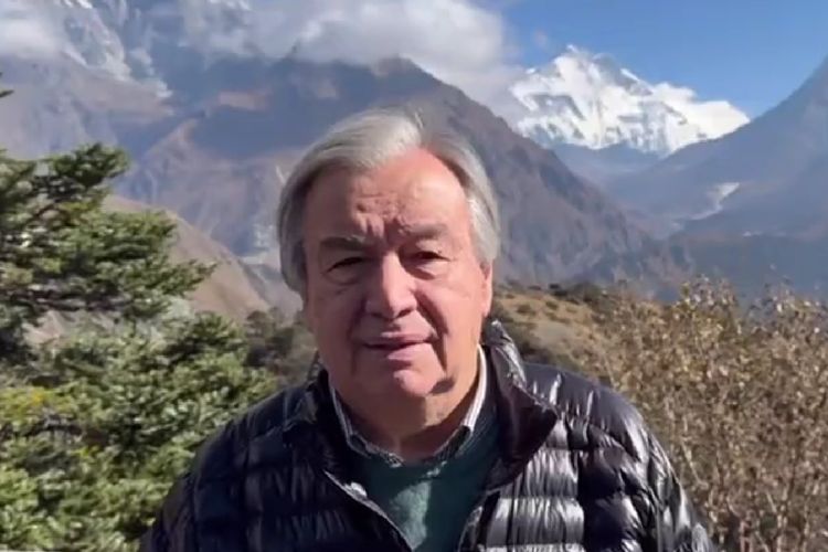 Tangkapan layar dari video yang menunjukkan Sekretaris Jenderal PBB memperingatkan Pegunungan Himalaya di Nepal telah kehilangan hampir sepertiga lapisan esnya selama lebih dari 30 tahun akibat pemanasan global. (X/@antonioguterres)